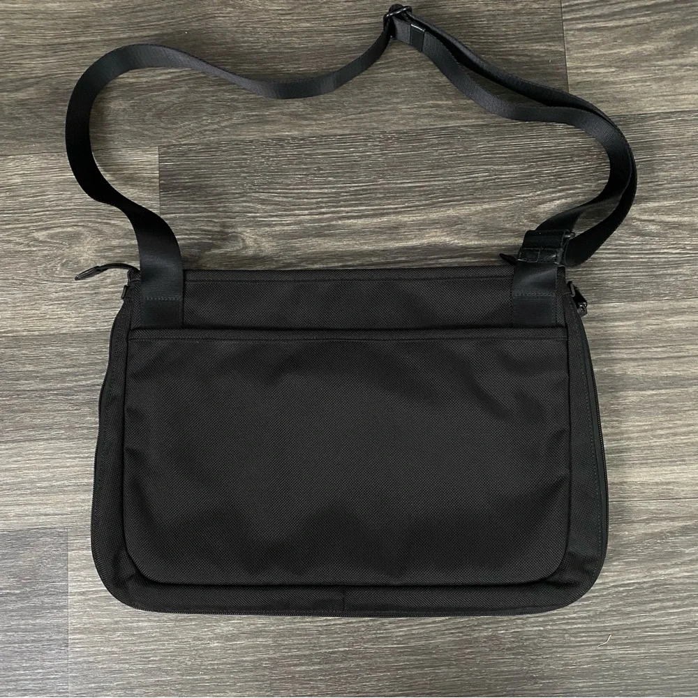 Tumi Alpha Slim Expandable Messenger Bag Black Ballistic Nylon Flip Over 22177DH